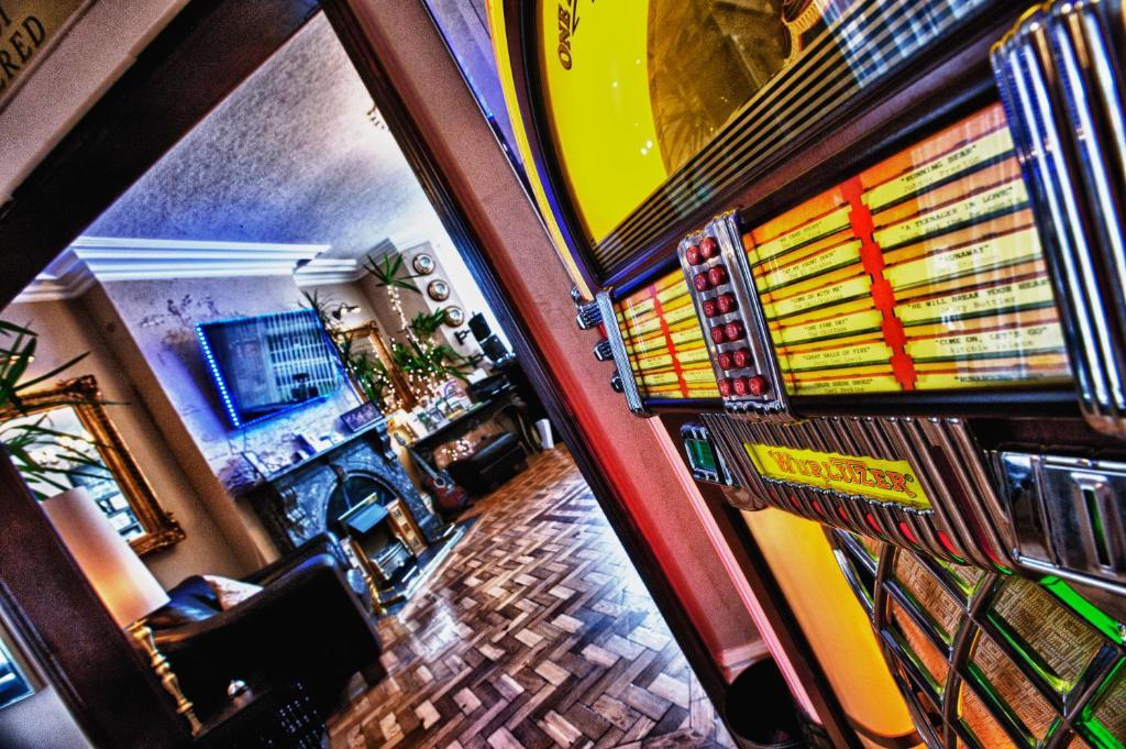 The Caribbean Hotel Донкастър Екстериор снимка