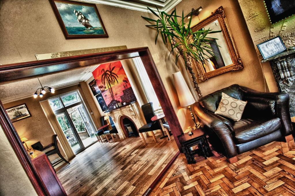 The Caribbean Hotel Донкастър Екстериор снимка